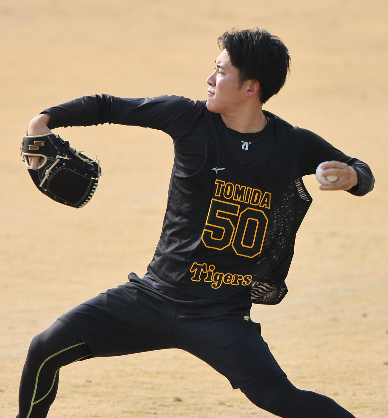 鳴尾浜球場でキャッチボールするドラフト6位富田（撮影・上山淳一）