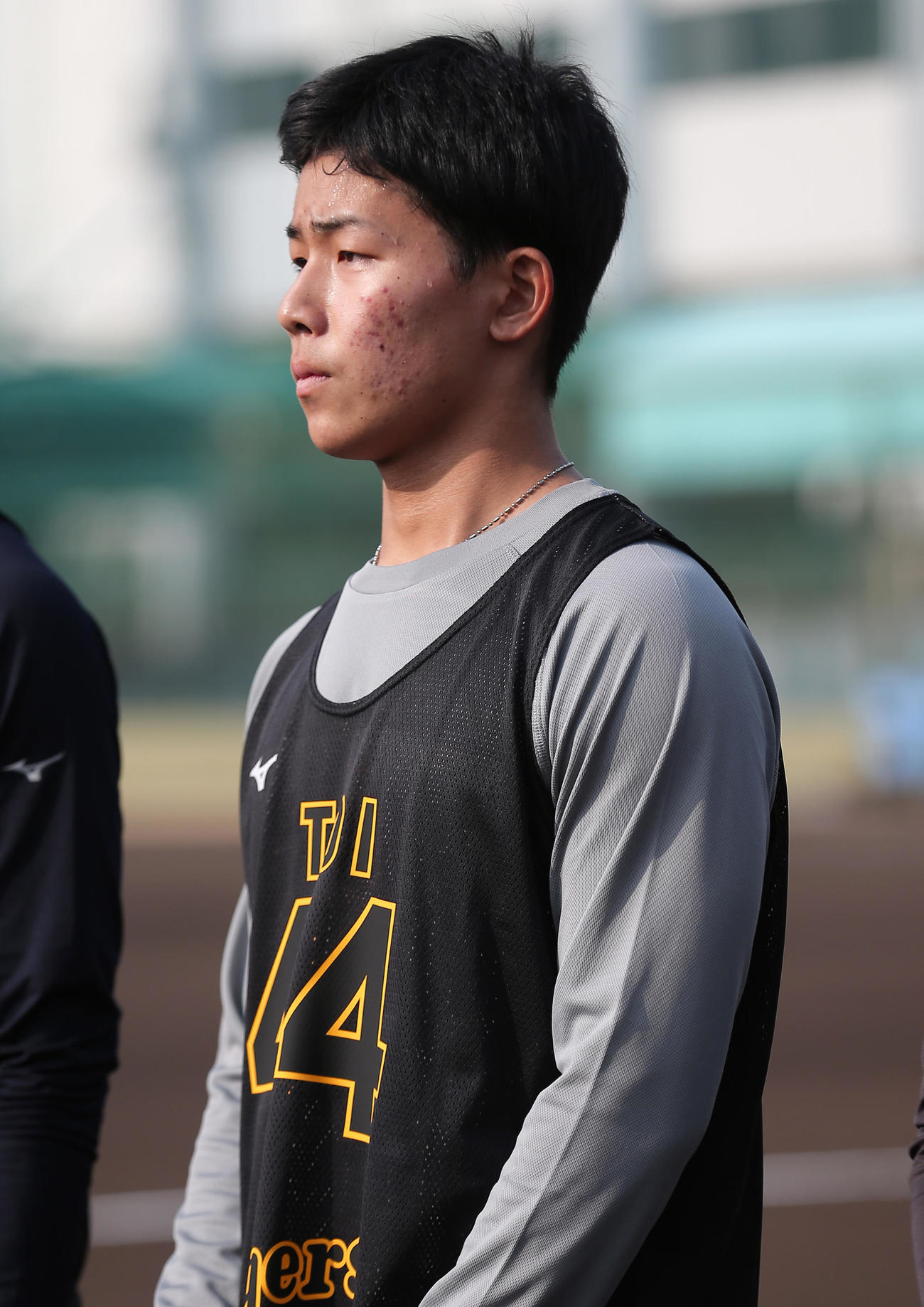 岡田監督の訓示を聞くドラフト5位戸井（撮影・上山淳一）