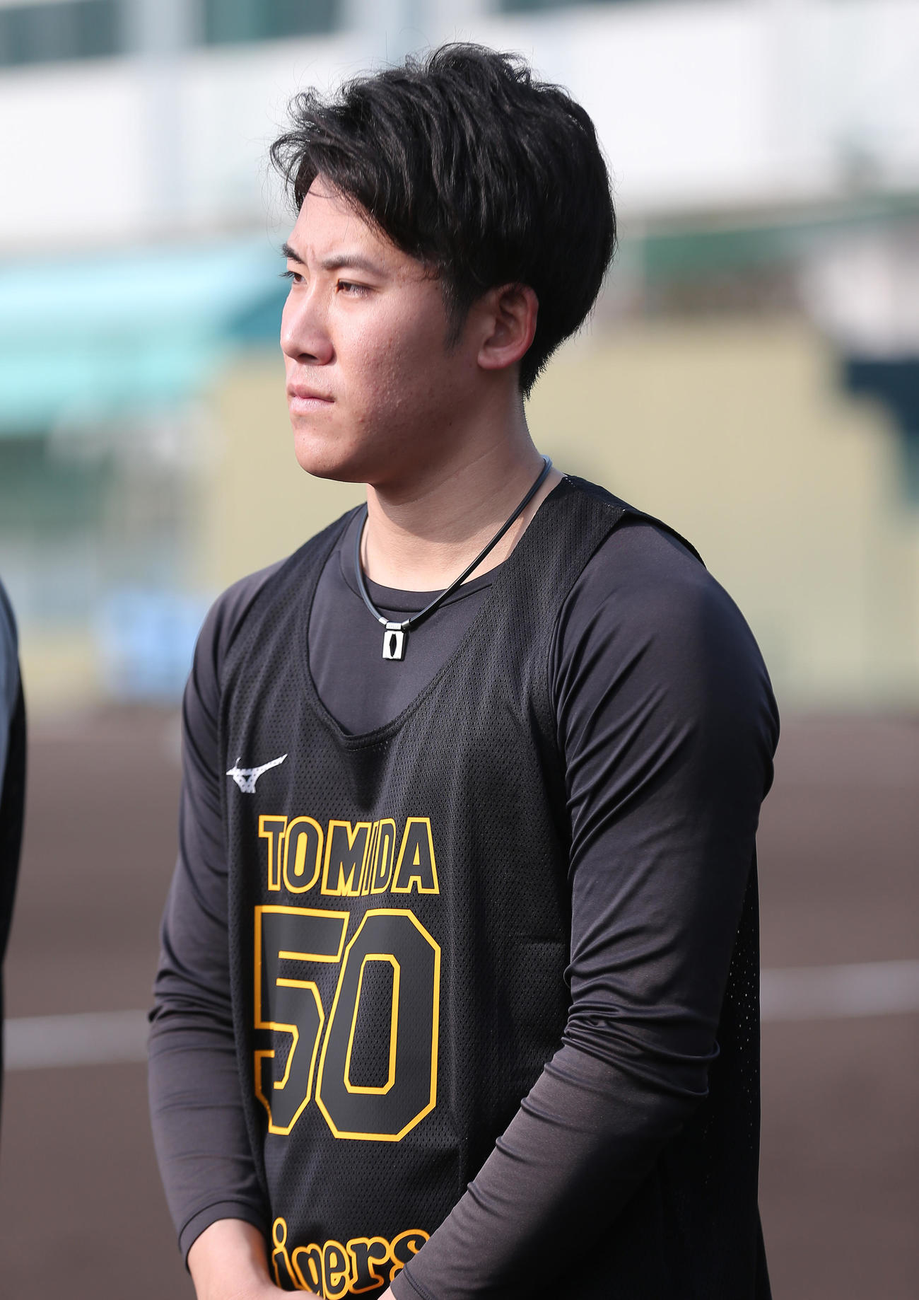 岡田監督の訓示を聞くドラフト6位富田（撮影・上山淳一）