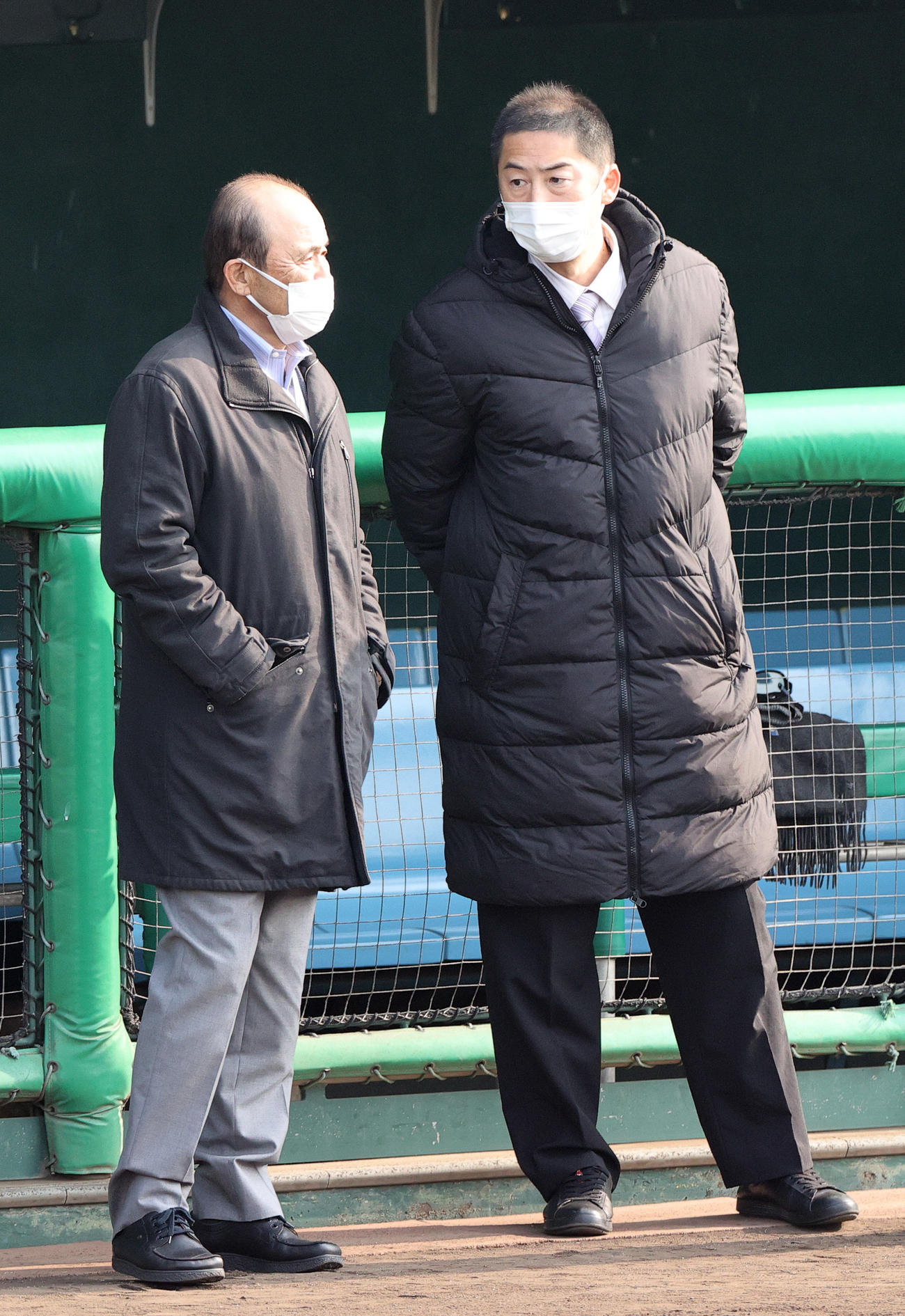 岡田監督（左）と話す日刊スポーツ評論家の今岡氏（撮影・上山淳一）