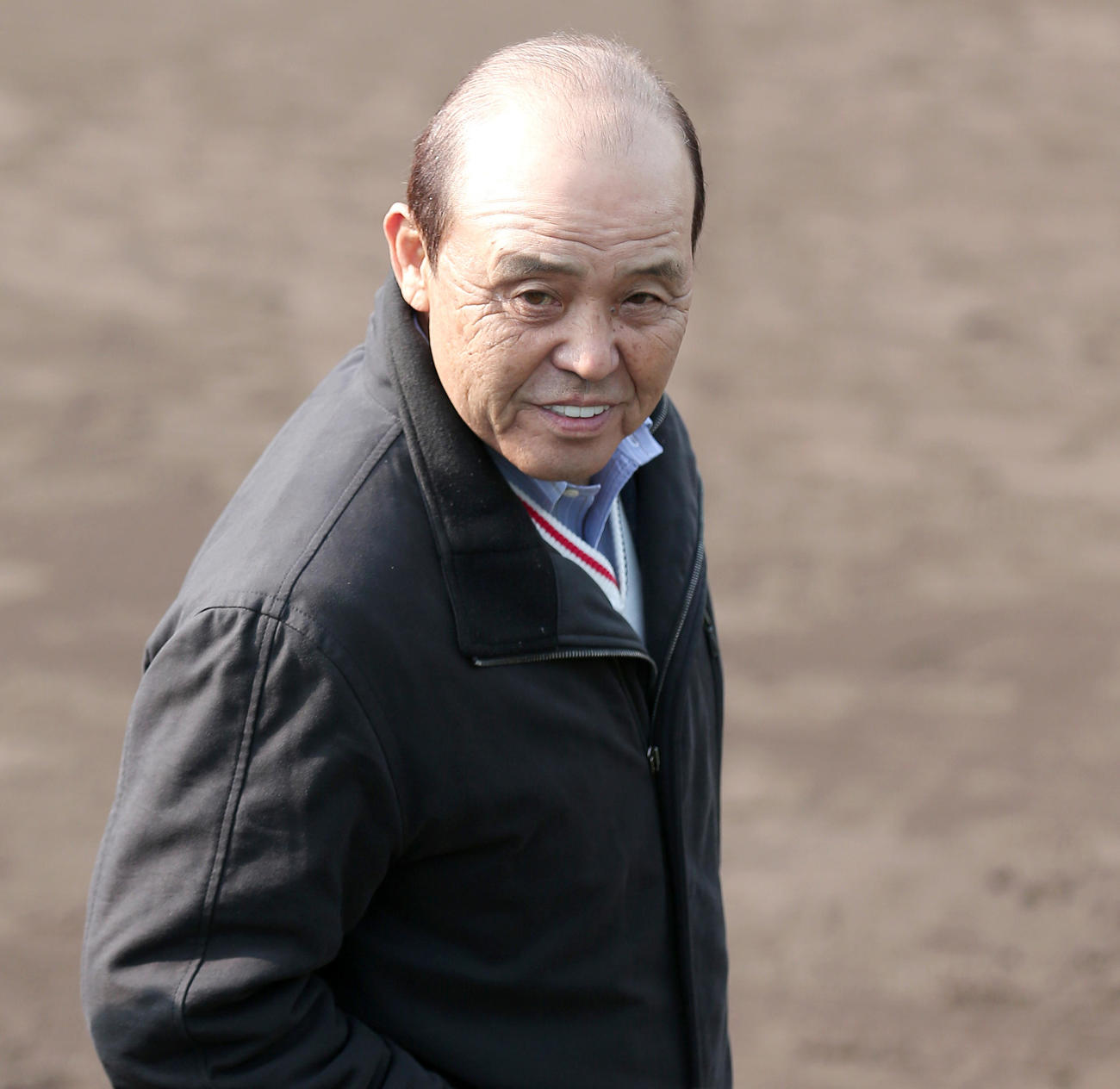 鳴尾浜球場で笑顔を見せる阪神岡田監督（撮影・上山淳一）
