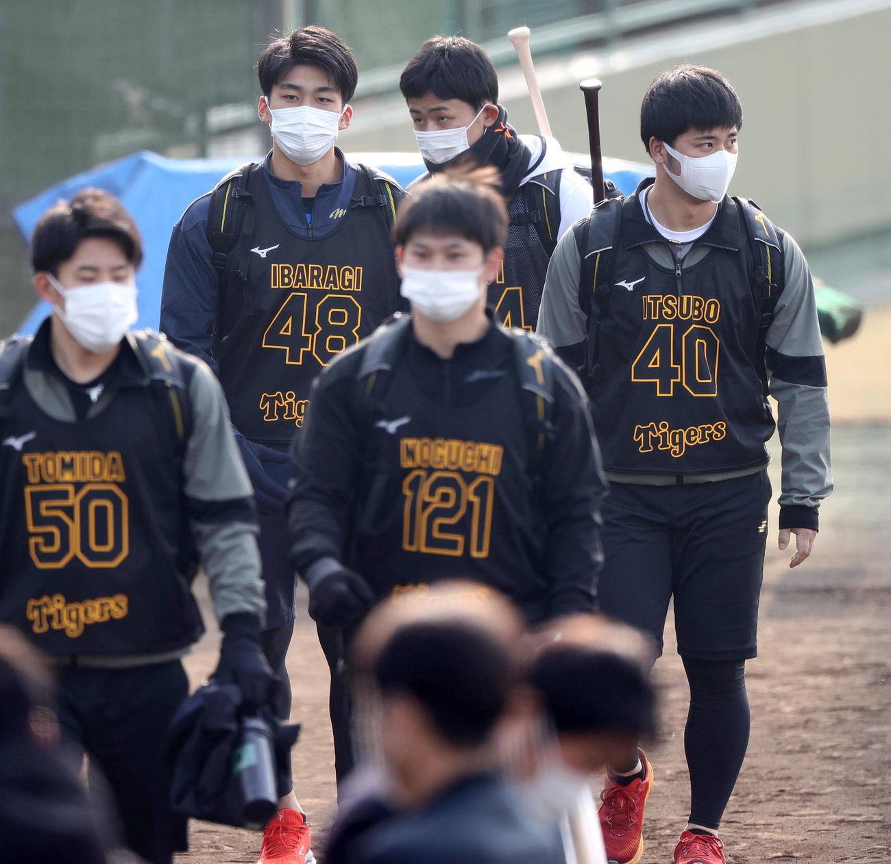 新人合同練習でグラウンド入りする、左から富田、茨木、野口、戸井、井坪（撮影・上山淳一）