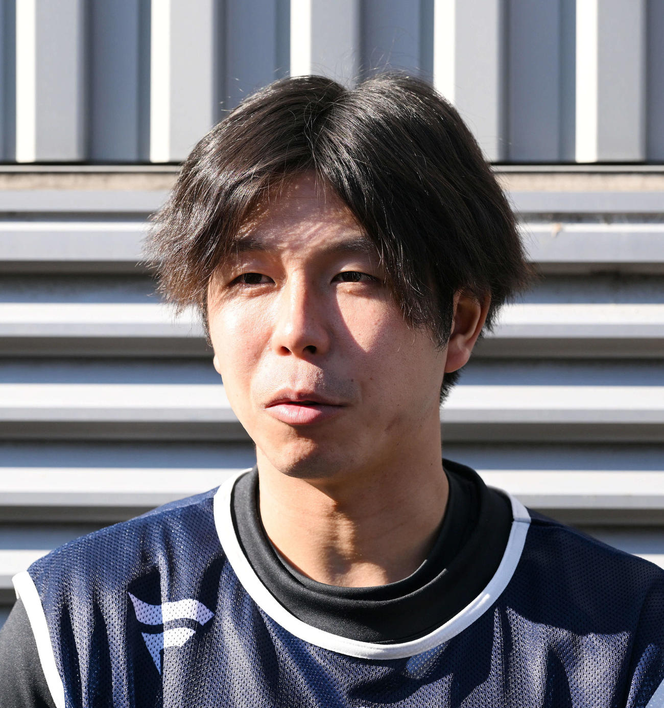 新人合同自主トレ後取材に応じるドラフト6位の大阪ガス・児玉（撮影・滝沢徹郎）