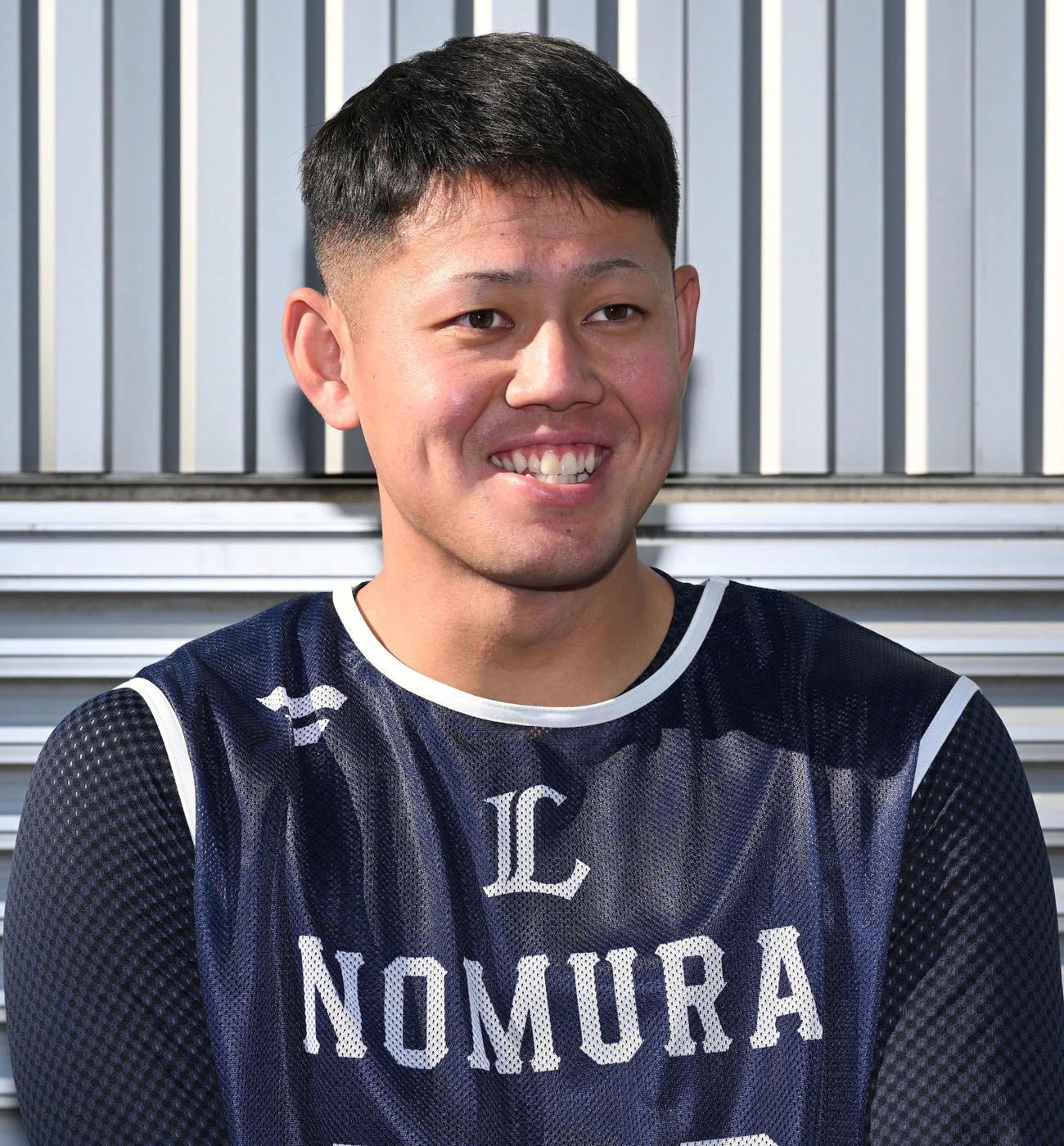 新人合同自主トレ後取材に応じる育成1位の日本海・石川の野村（撮影・滝沢徹郎）