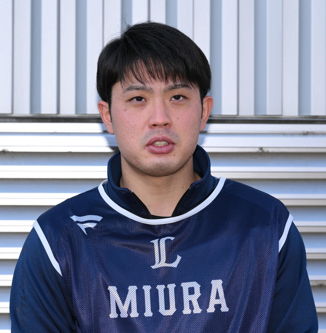 新人合同自主トレ後取材に応じる育成3位の中京大・三浦（撮影・滝沢徹郎）