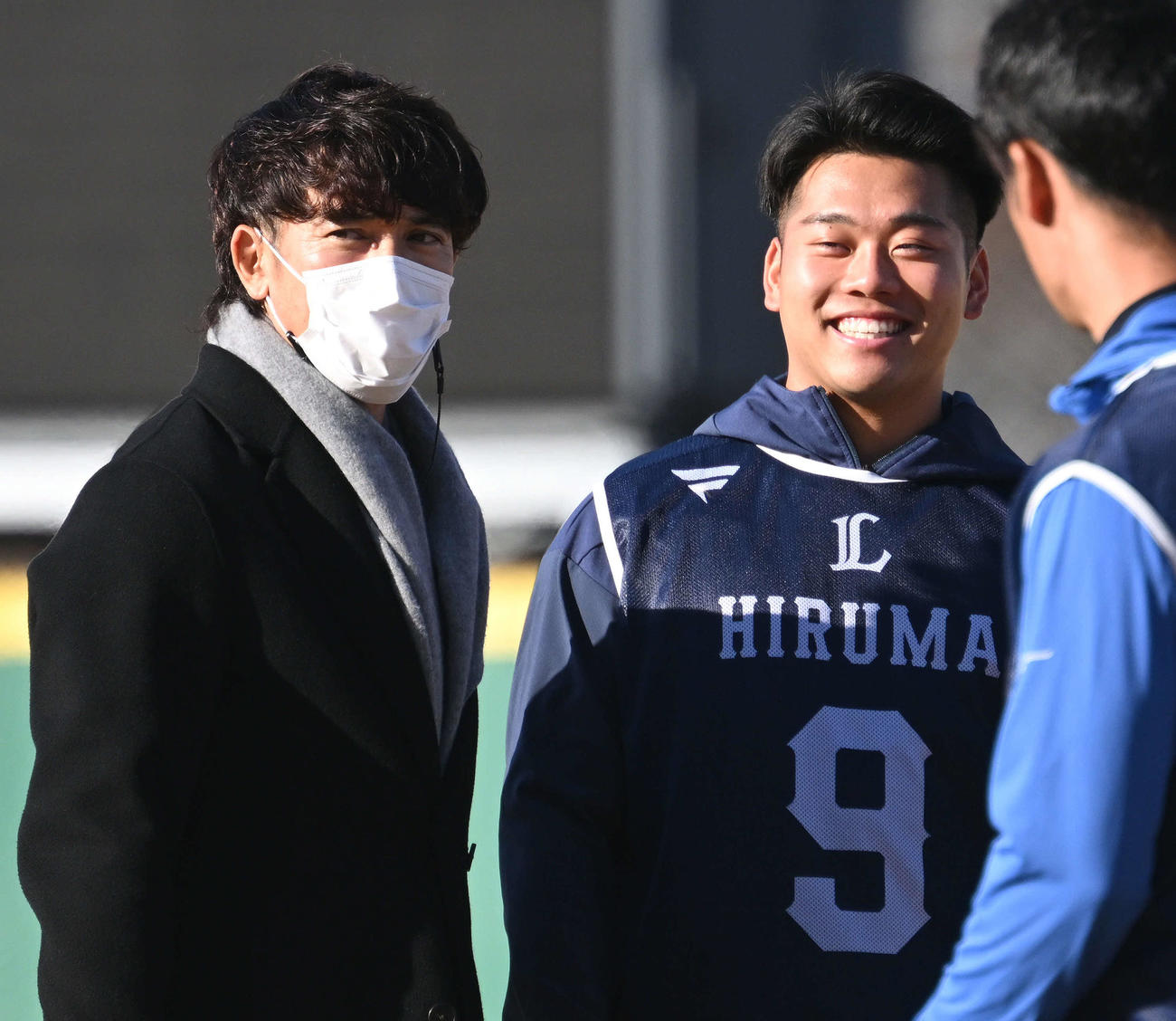 西武新人合同自主トレで松井監督（左）と笑顔で話す蛭間（撮影・滝沢徹郎）