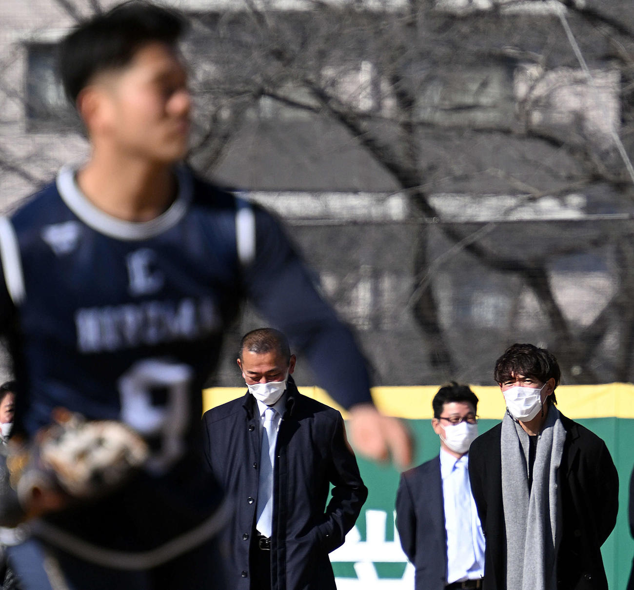 新人合同自主トレでキャッチボールする西武ドラフト1位の早大・蛭間を見守る松井監督（右）（撮影・滝沢徹郎）
