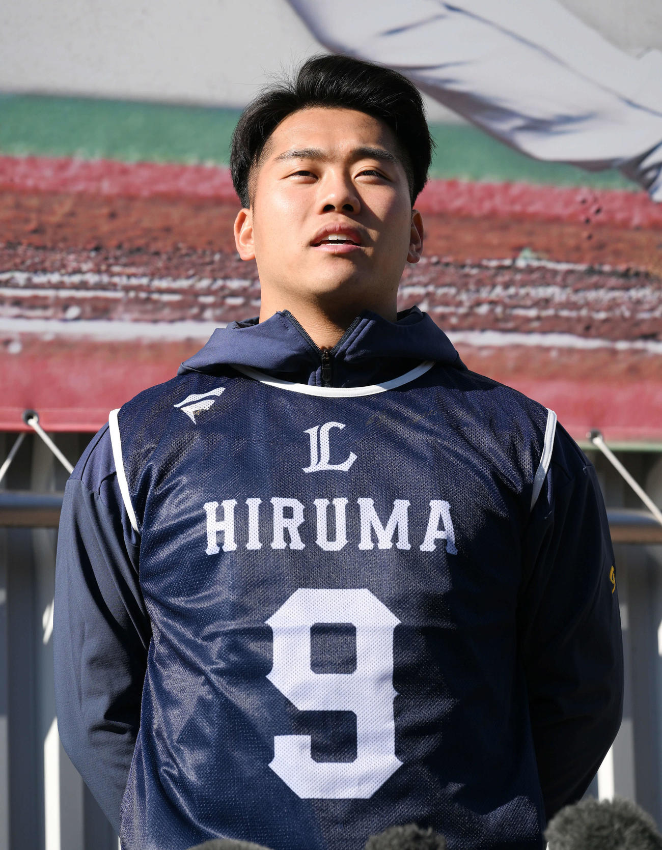 新人合同自主トレ後取材に応じるドラフト1位の早大・蛭間（撮影・滝沢徹郎）