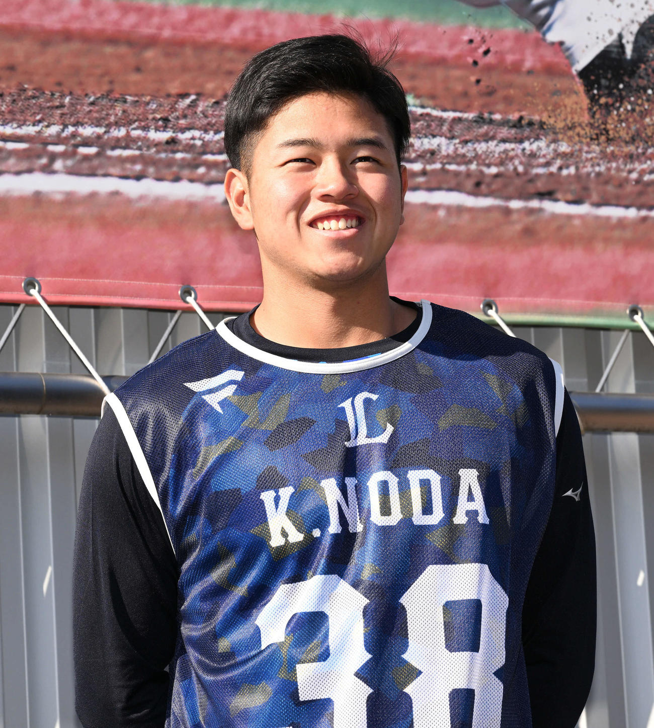 新人合同自主トレ後取材に応じるドラフト3位の九州国際大付・野田（撮影・滝沢徹郎）