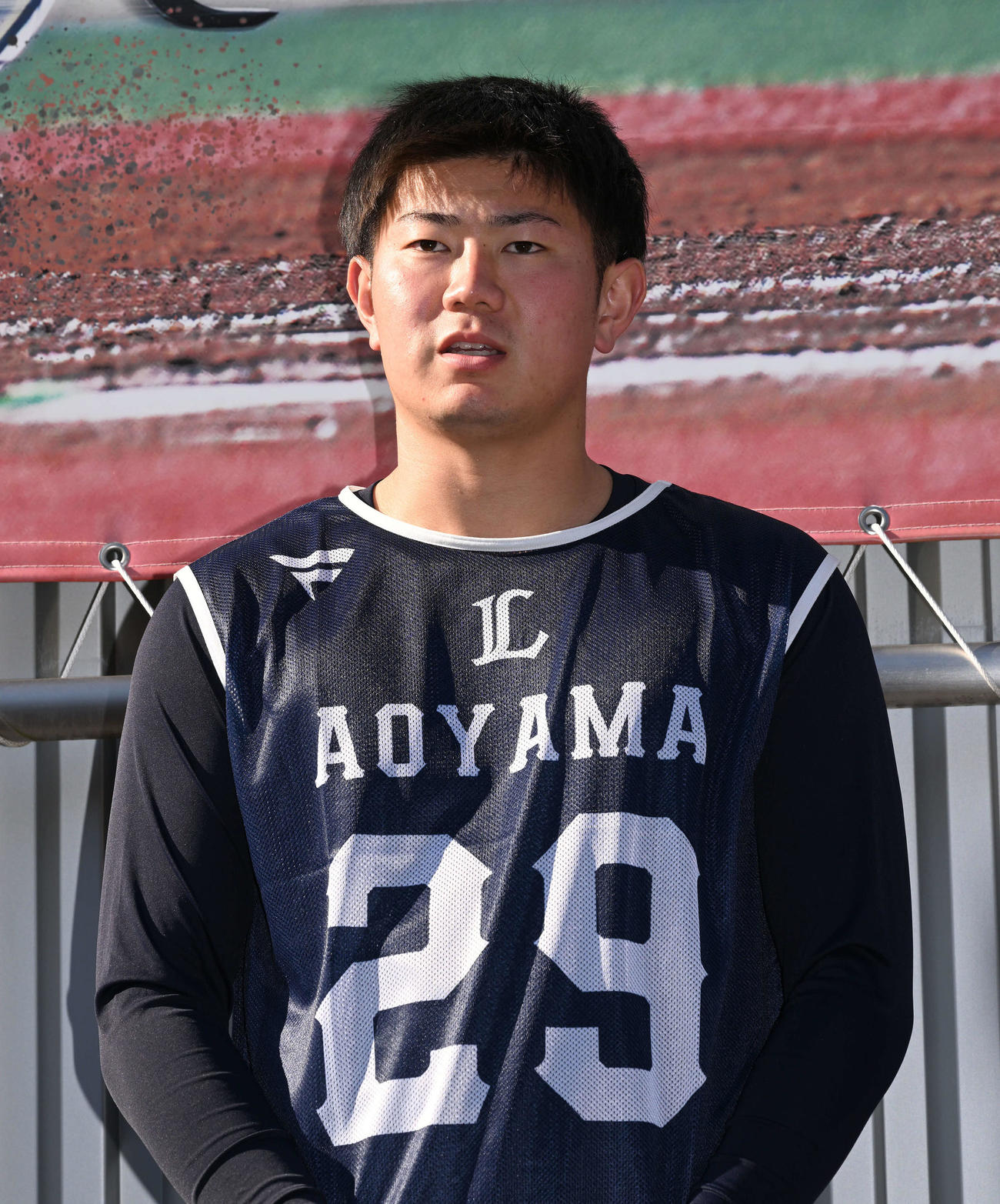 新人合同自主トレ後取材に応じるドラフト4位の亜大・青山（撮影・滝沢徹郎）