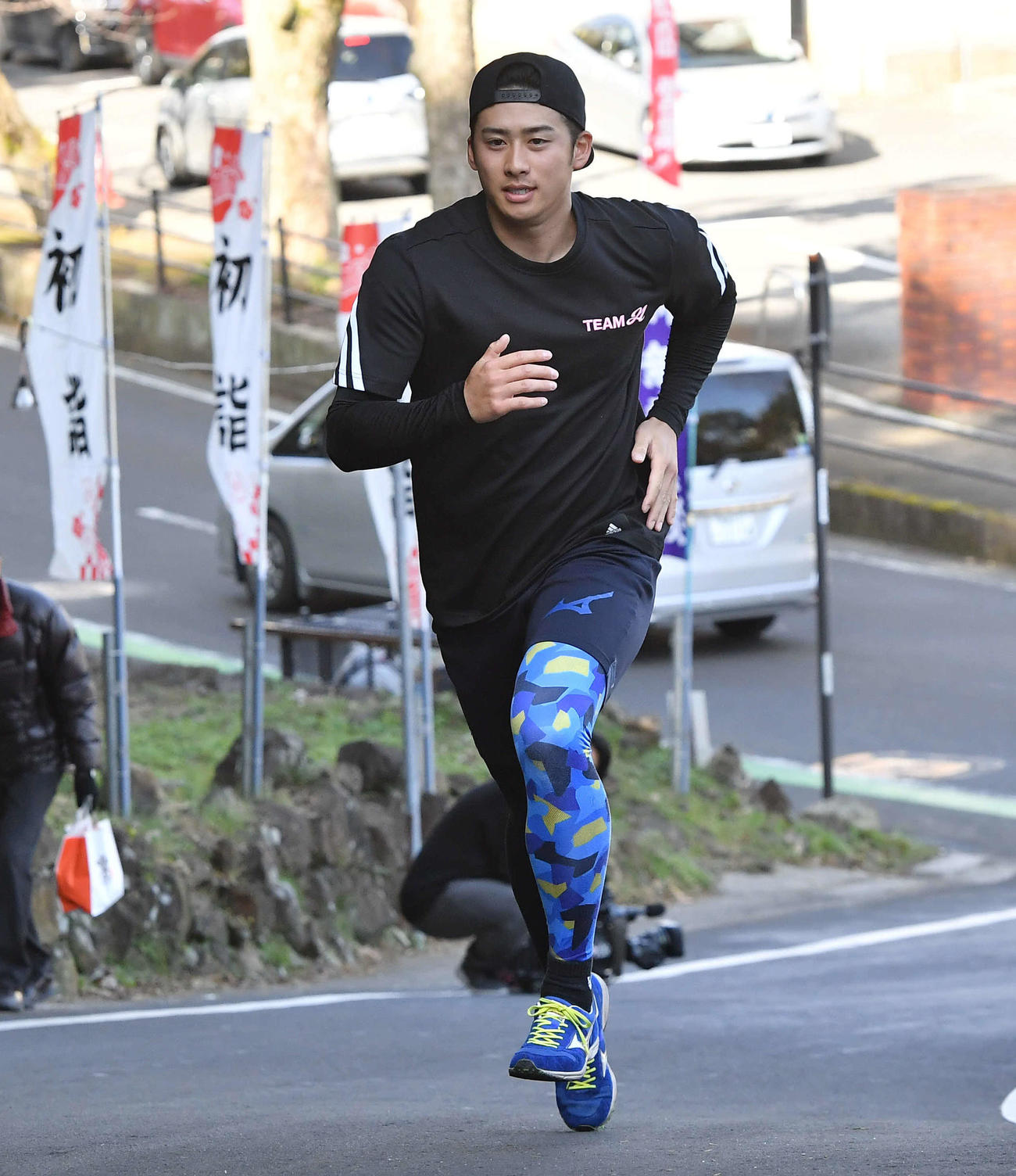 坂道を駆け上がるソフトバンク板東（撮影・岩下翔太）