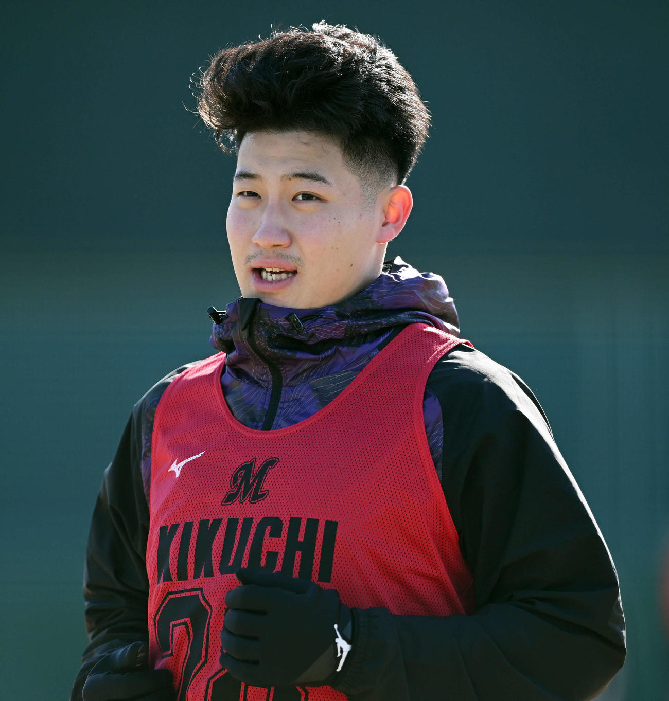 ロッテ新人合同自主トレでウオーミングアップするドラフト1位の専大・菊地（撮影・滝沢徹郎）