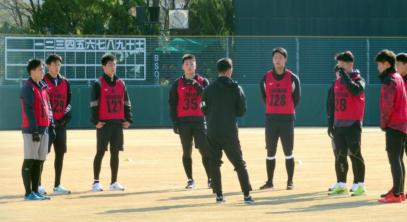 新人合同自主トレを行うロッテの選手たち（撮影・鎌田直秀）