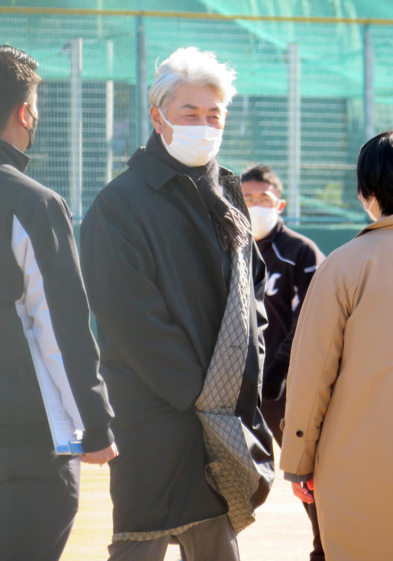 新人合同自主トレで選手たちに視線を送るロッテ吉井監督（撮影・鎌田直秀）