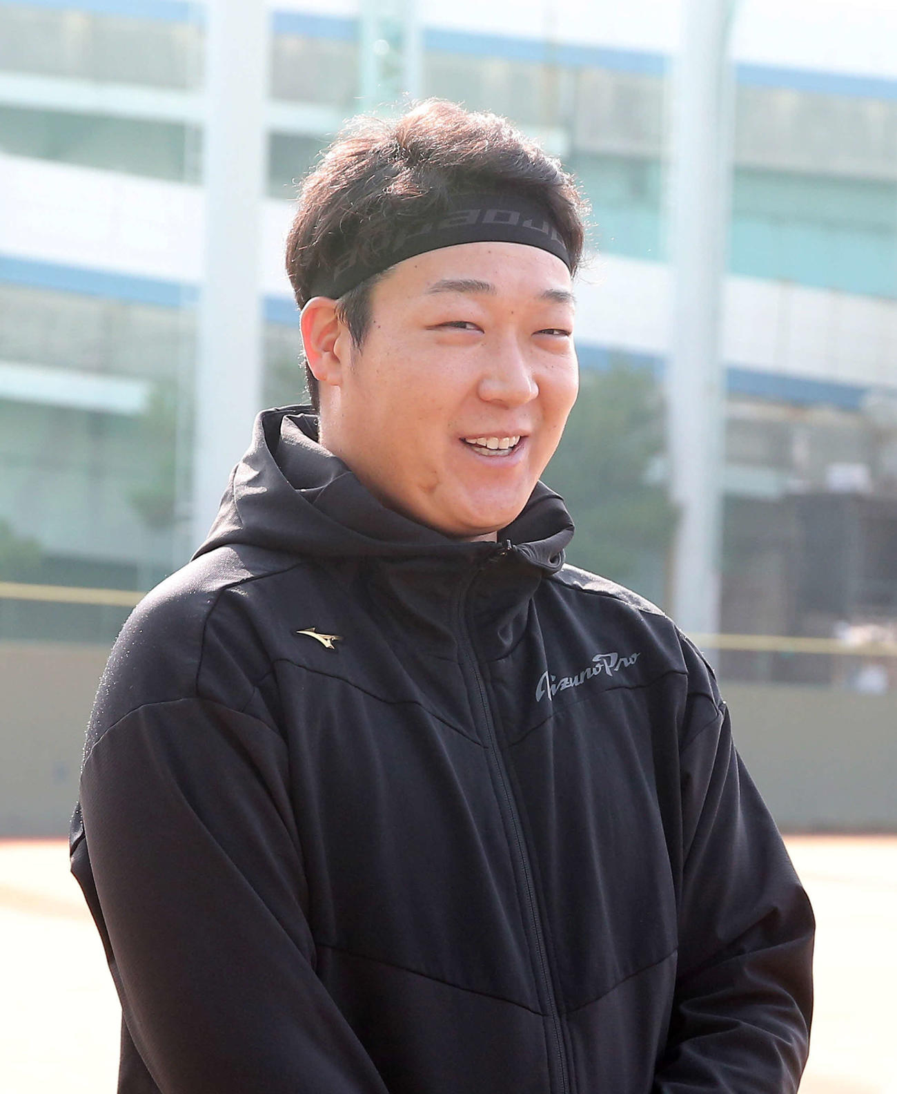 自主トレを公開し、笑顔で抱負を語る阪神大山（撮影・上山淳一）
