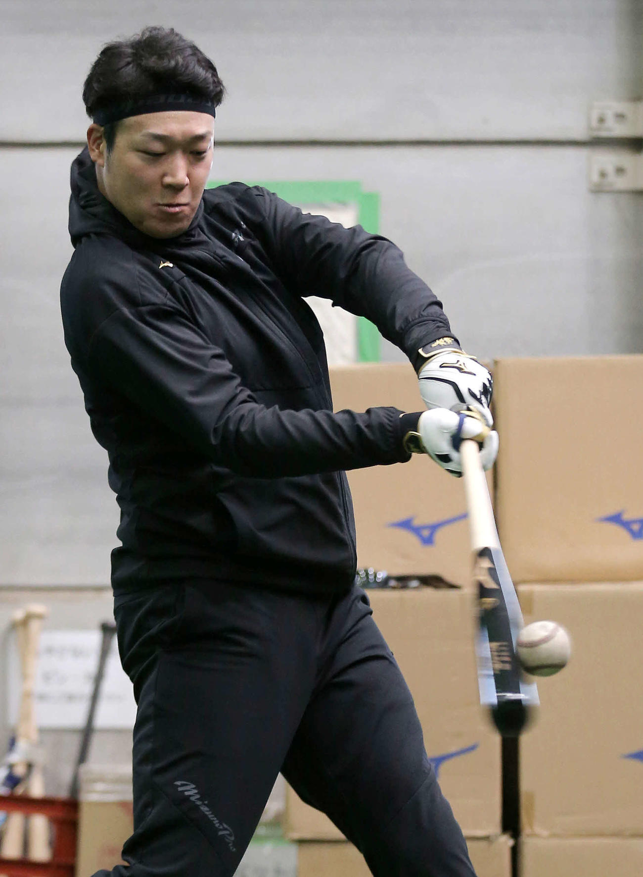 自主トレを公開し、室内でトス打撃する阪神大山（撮影・上山淳一）