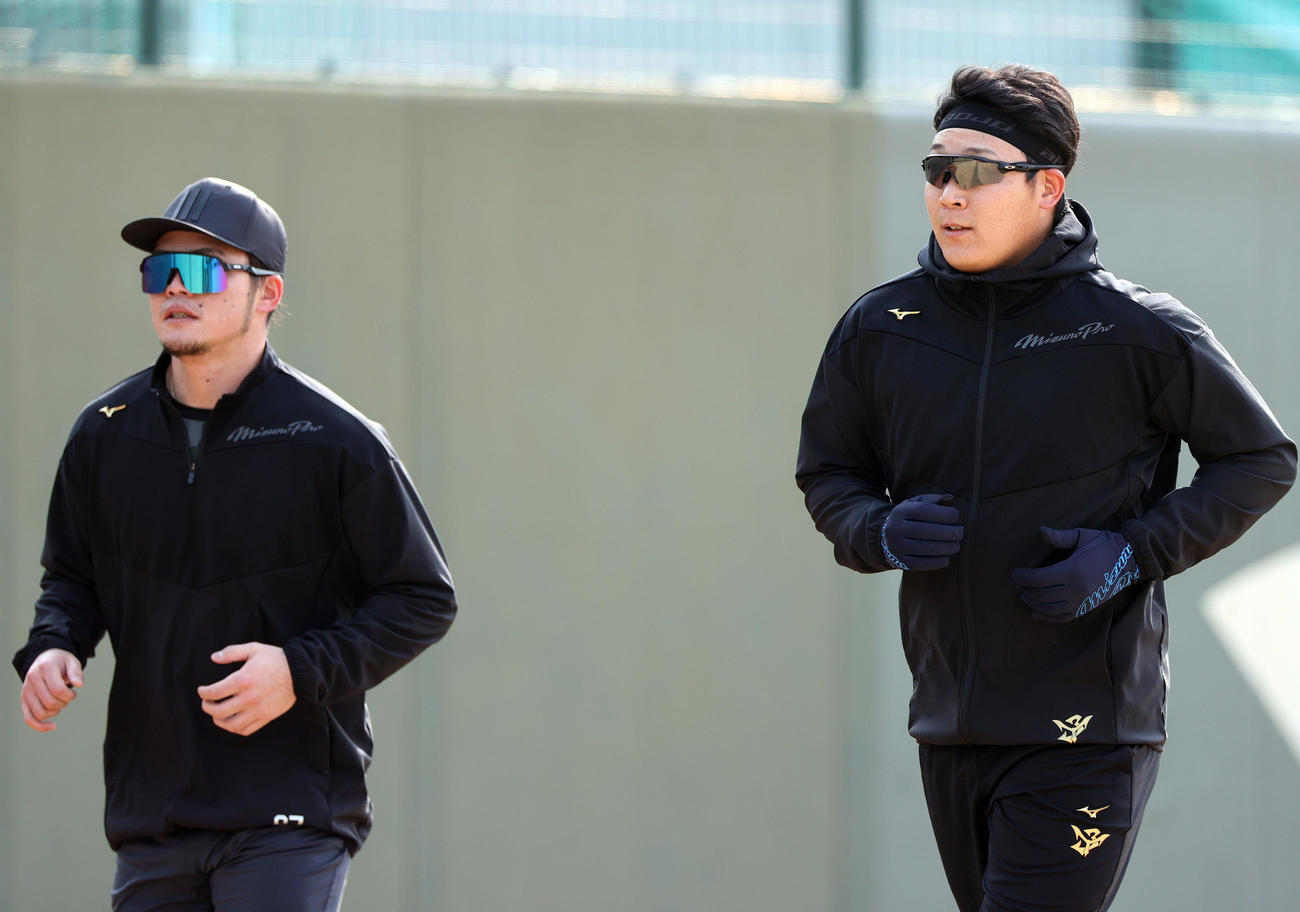 鳴尾浜球場で自主トレする大山（右）と小野寺（撮影・上山淳一）