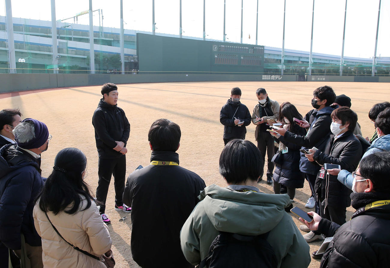 自主トレを公開した大山は報道陣に話す（撮影・上山淳一）