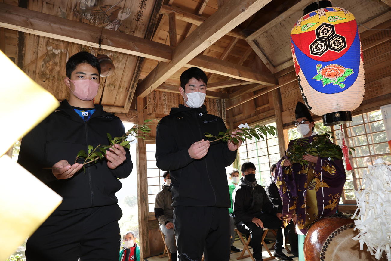 玉串を奉納する（写真左から）ドラフト2位内田湘大内野手、同1位斉藤優汰投手