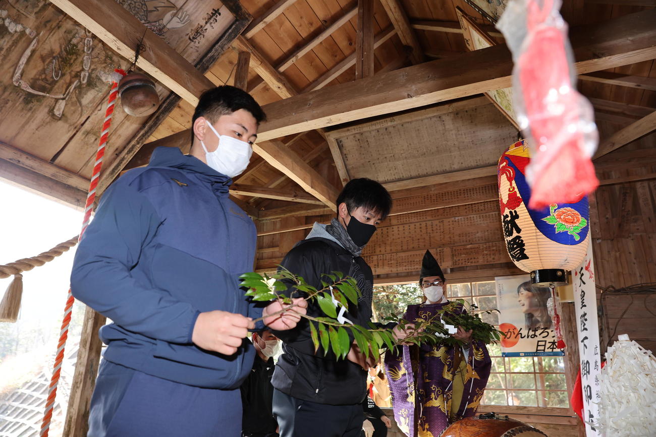 玉串を奉納する（写真左から）ドラフト4位清水叶人捕手、同3位益田武尚投手