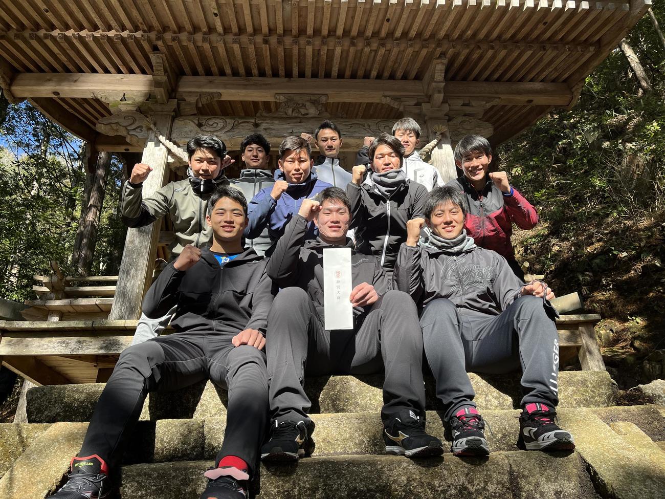 活躍祈願した広島新人10選手（下段左からドラフト2位内田湘大内野手、同1位斉藤優汰投手、同3位益田武尚、中段左から同7位久保修外野手,同4位清水叶人捕手、同5位河野佳投手、同6位長谷部銀次投手、上段左から育成ドラフト2位中村貴浩外野手、同1位名原典彦外野手、同3位辻大雅投手）（撮影・前原淳）