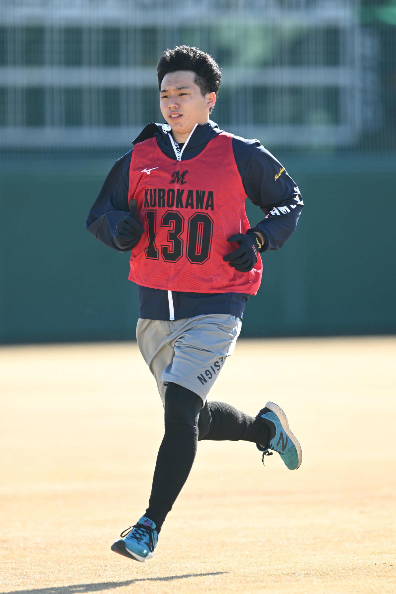 ロッテ新人合同自主トレでウオーミングアップする育成4位の学法石川・黒川（撮影・滝沢徹郎）