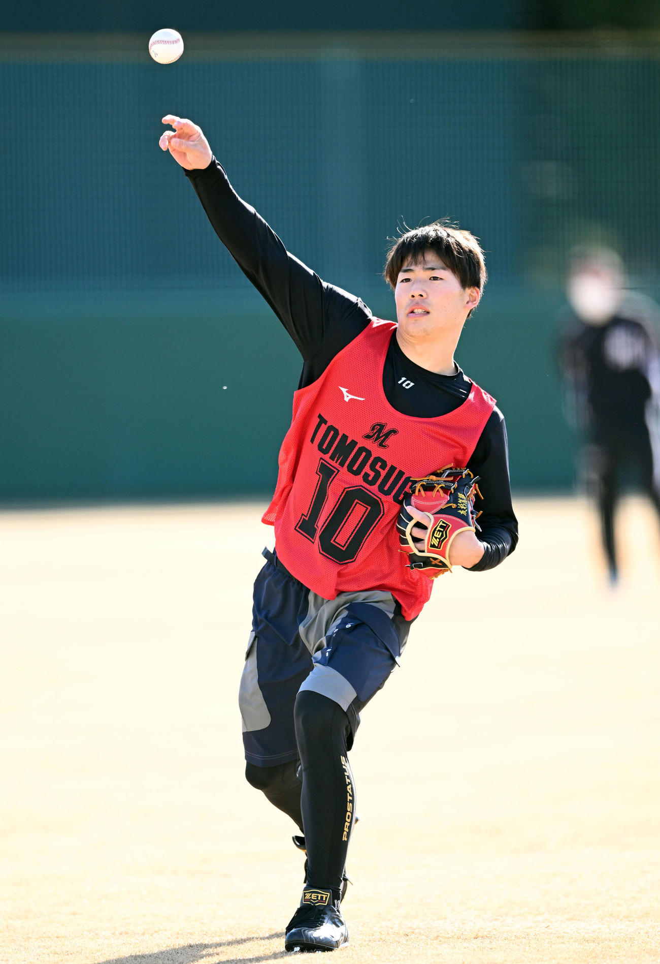 ロッテ新人合同自主トレでキャッチボールするドラフト2位の天理大・友杉（撮影・滝沢徹郎）