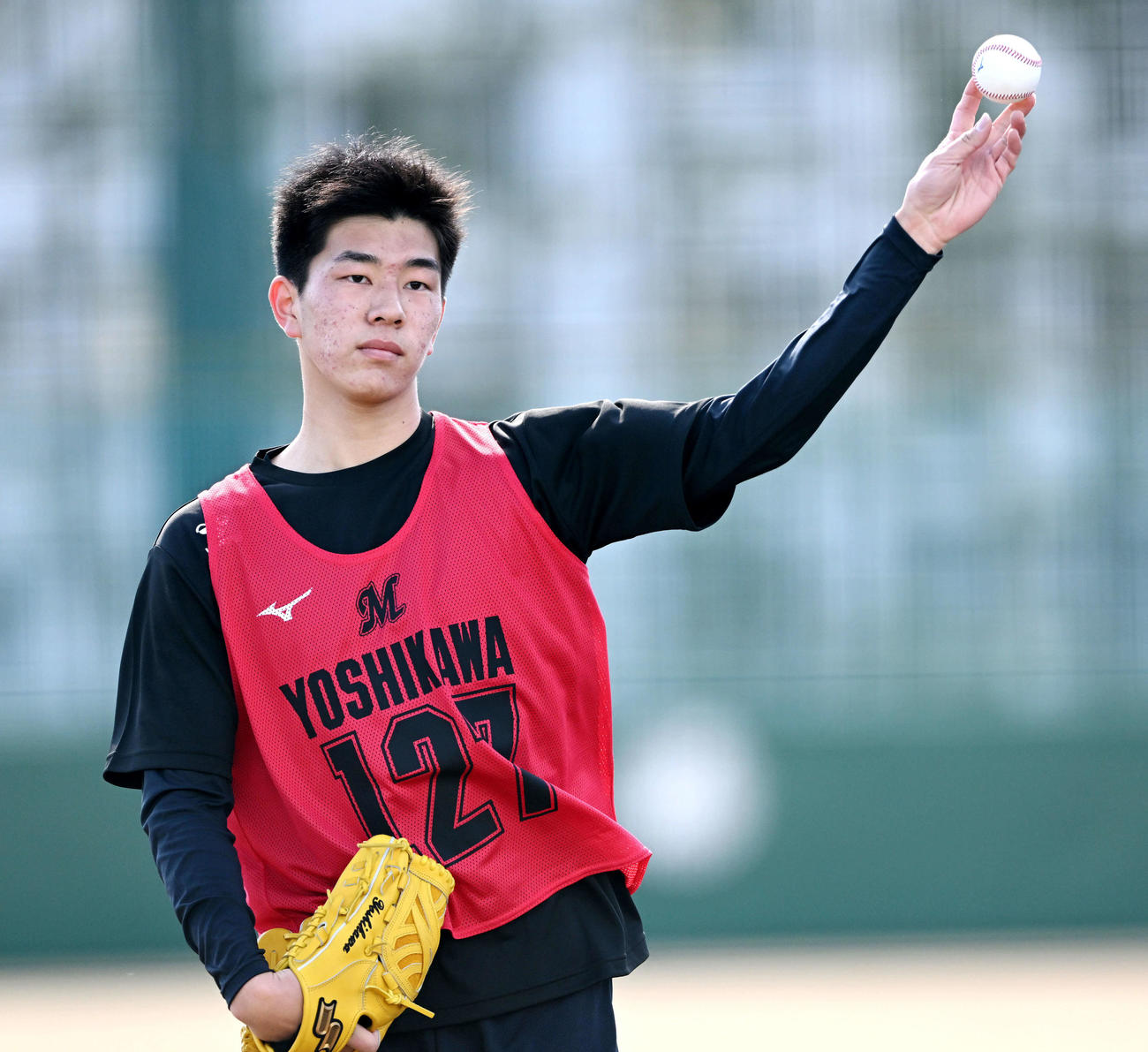 ロッテ新人合同自主トレでキャッチボールする育成1位の浦和麗明・吉川（撮影・滝沢徹郎）