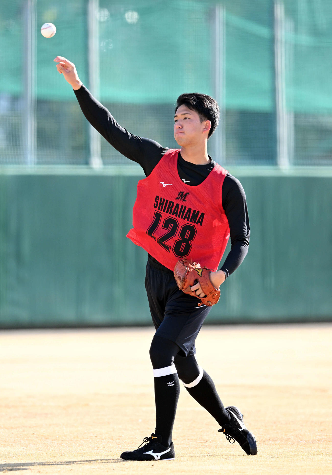ロッテ新人合同自主トレでキャッチボールする育成2位の飯塚・白浜（撮影・滝沢徹郎）