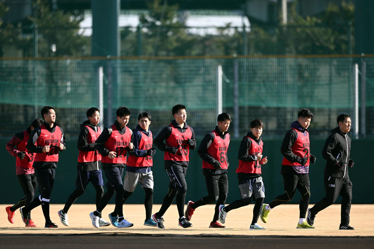 ロッテ新人合同自主トレでランニングする選手たち（撮影・滝沢徹郎）