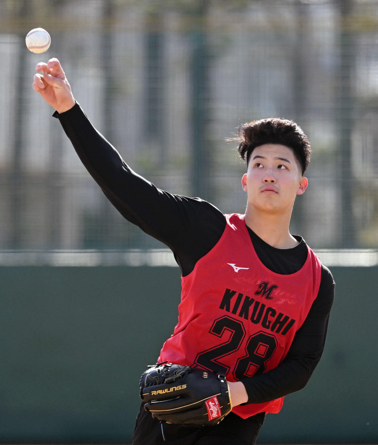 ロッテ新人合同自主トレでキャッチボールするドラフト1位の専大・菊地（撮影・滝沢徹郎）