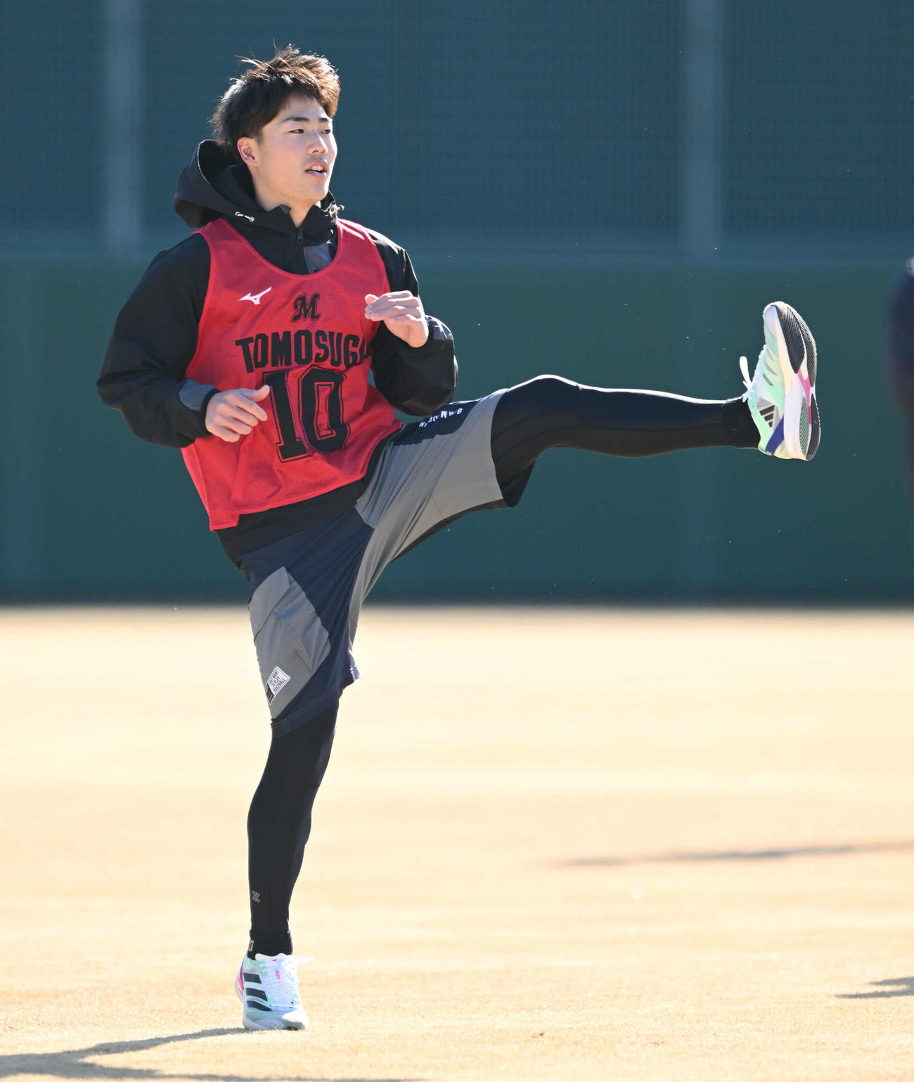 ロッテ新人合同自主トレでウオーミングアップするドラフト2位の天理大・友杉（撮影・滝沢徹郎）