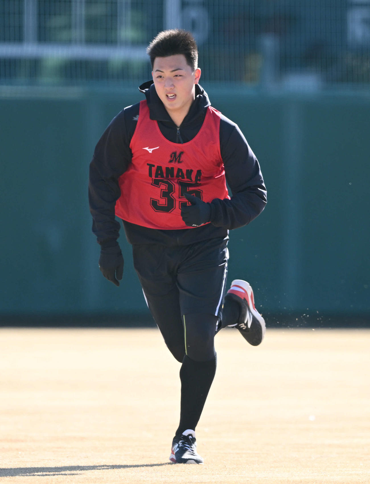 ロッテ新人合同自主トレでウオーミングアップするドラフト3位の日本文理・田中晴（撮影・滝沢徹郎）
