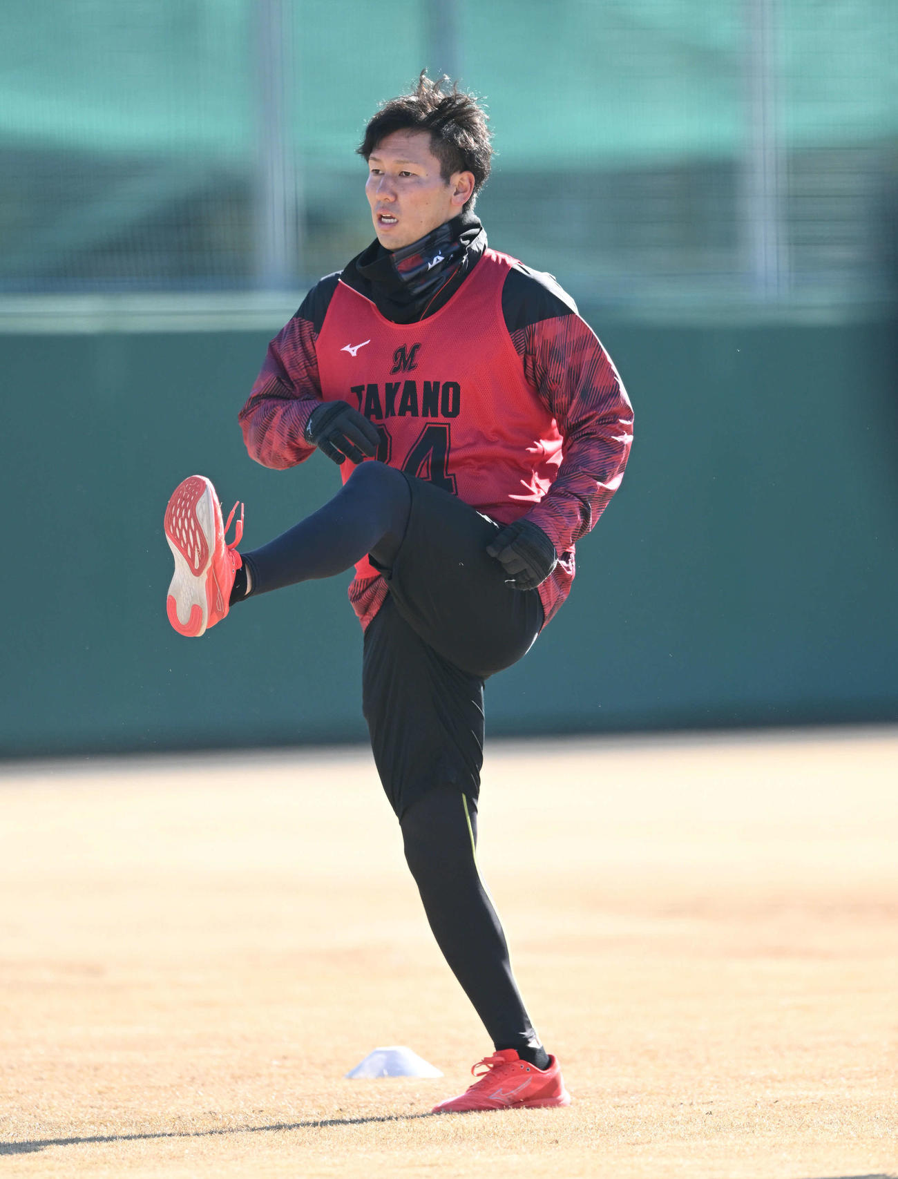 ロッテ新人合同自主トレでウオーミングアップするドラフト4位の日本通運・高野（撮影・滝沢徹郎）