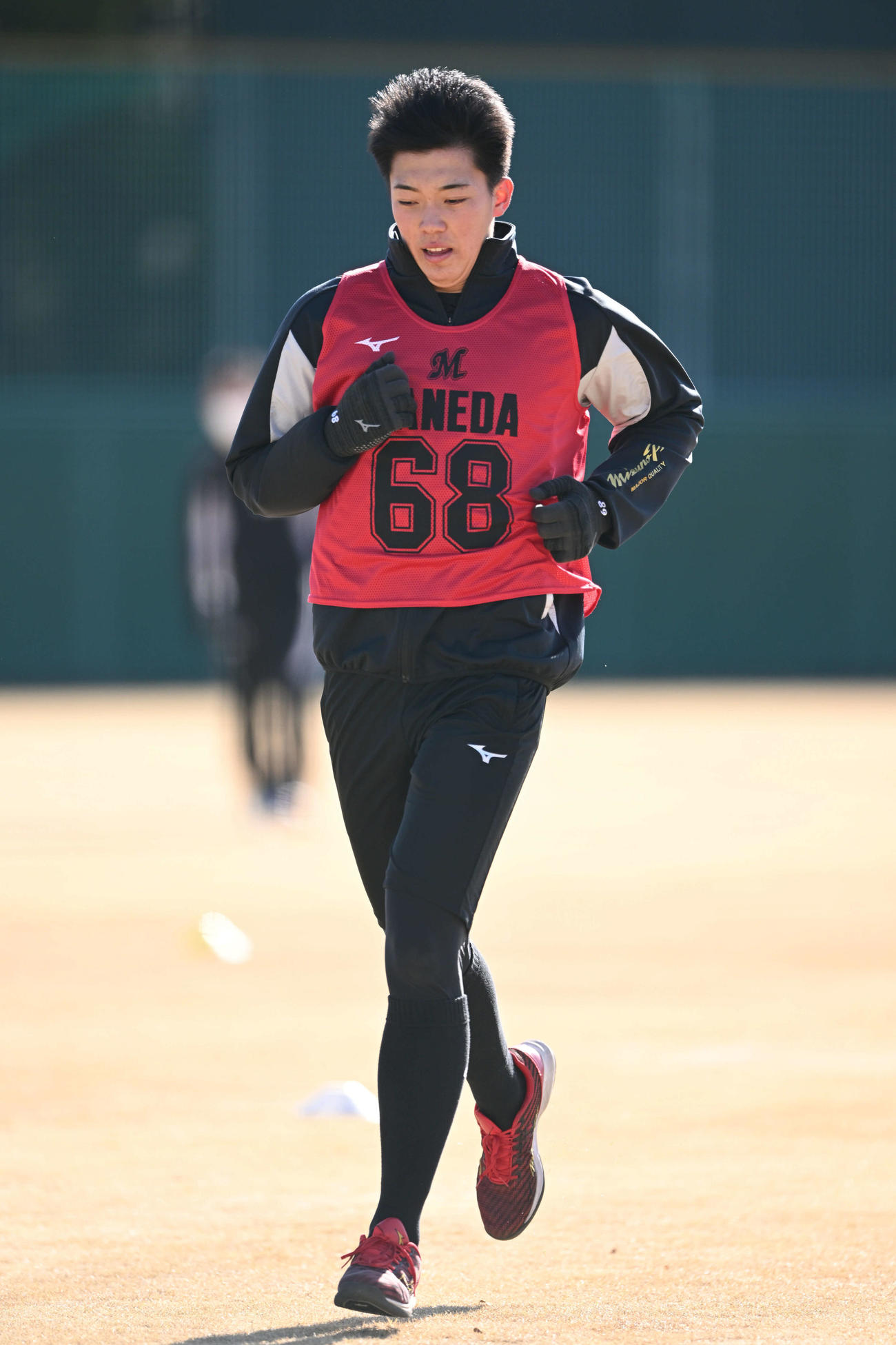 ロッテ新人合同自主トレでウオーミングアップするドラフト5位の浦和学院・金田（撮影・滝沢徹郎）
