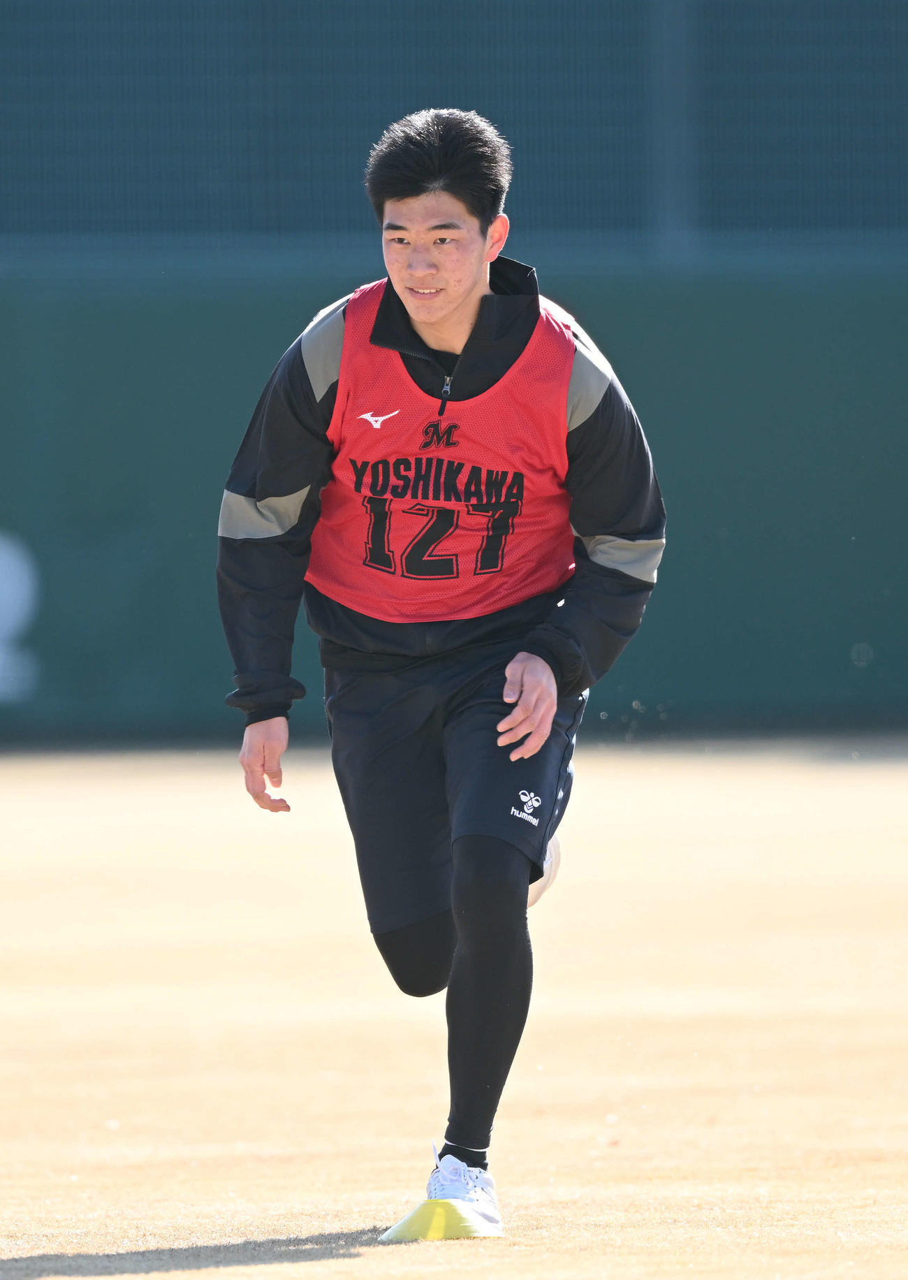 ロッテ新人合同自主トレでウオーミングアップする育成1位の浦和麗明・吉川（撮影・滝沢徹郎）