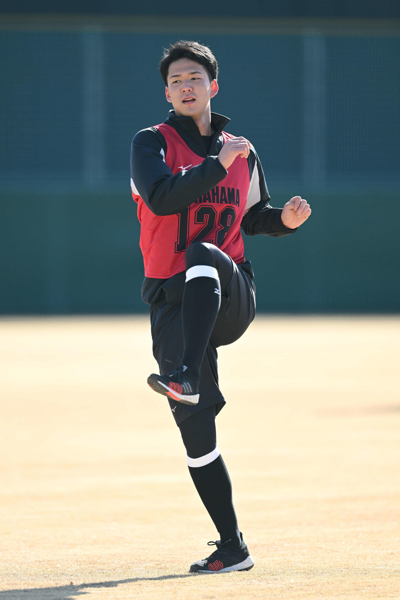 ロッテ新人合同自主トレでウオーミングアップする育成2位の飯塚・白浜（撮影・滝沢徹郎）