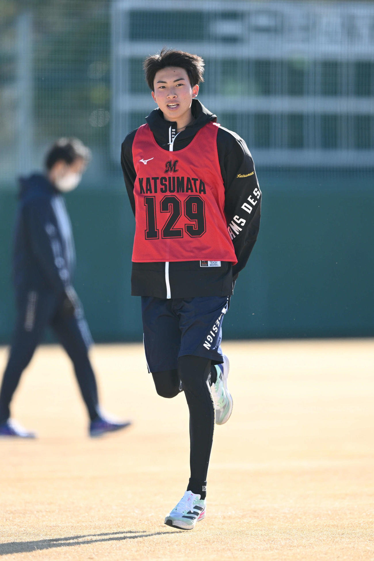 ロッテ新人合同自主トレでウオーミングアップする育成3位の富士宮東・勝又（撮影・滝沢徹郎）