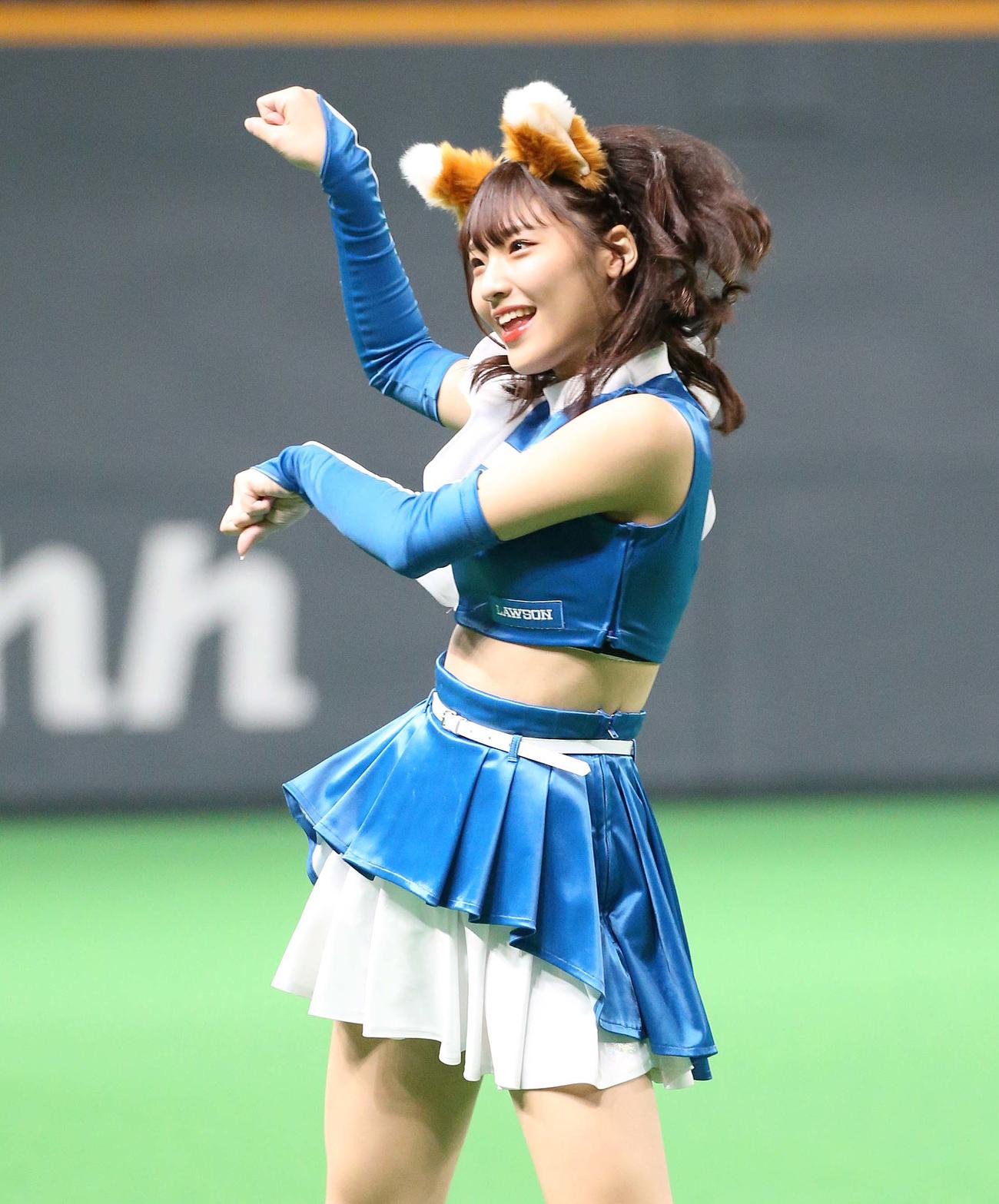 きつねダンスを踊るファイターズガール（22年6月10日撮影）