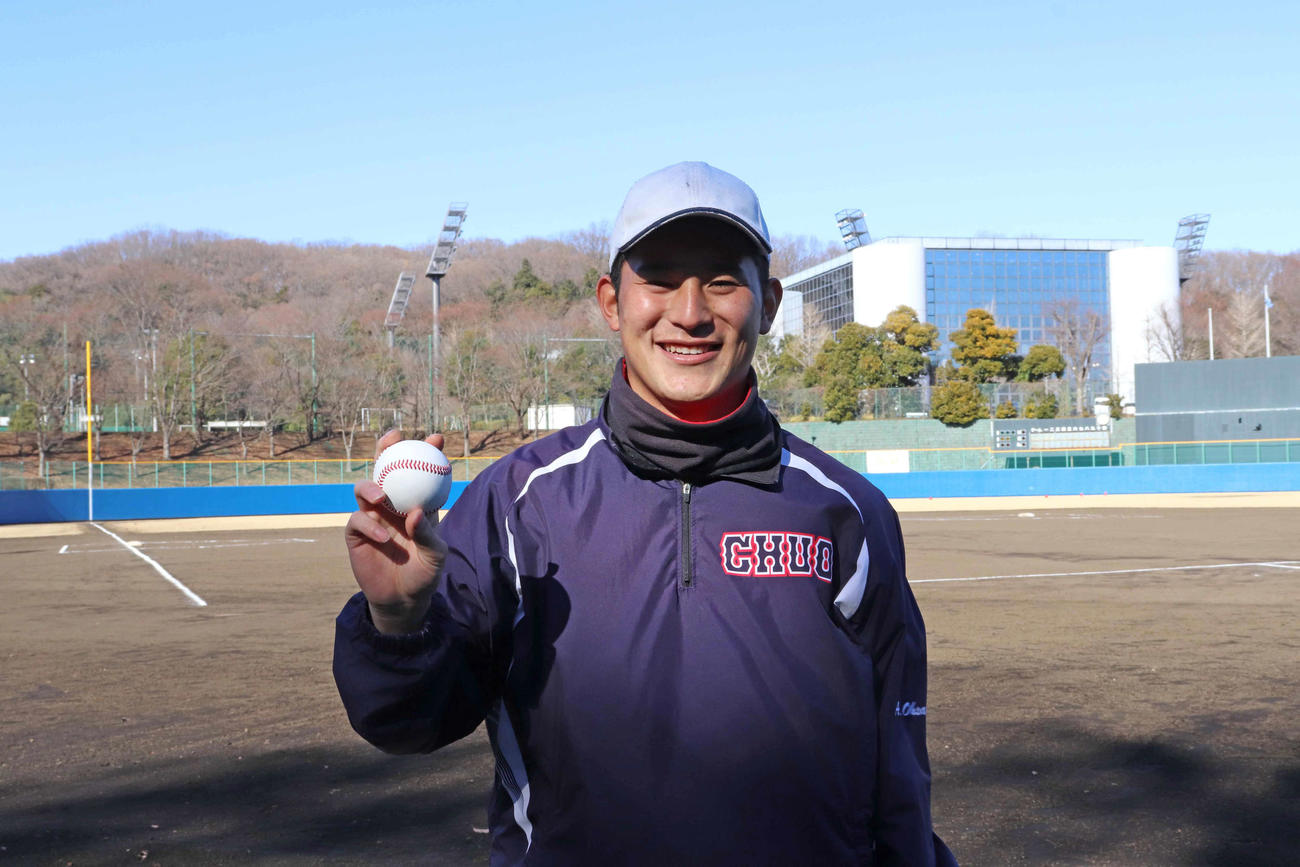 今年は先発と、プロ野球入りを目指し好スタートを切り、笑顔を見せる中大・大栄（撮影・保坂淑子）