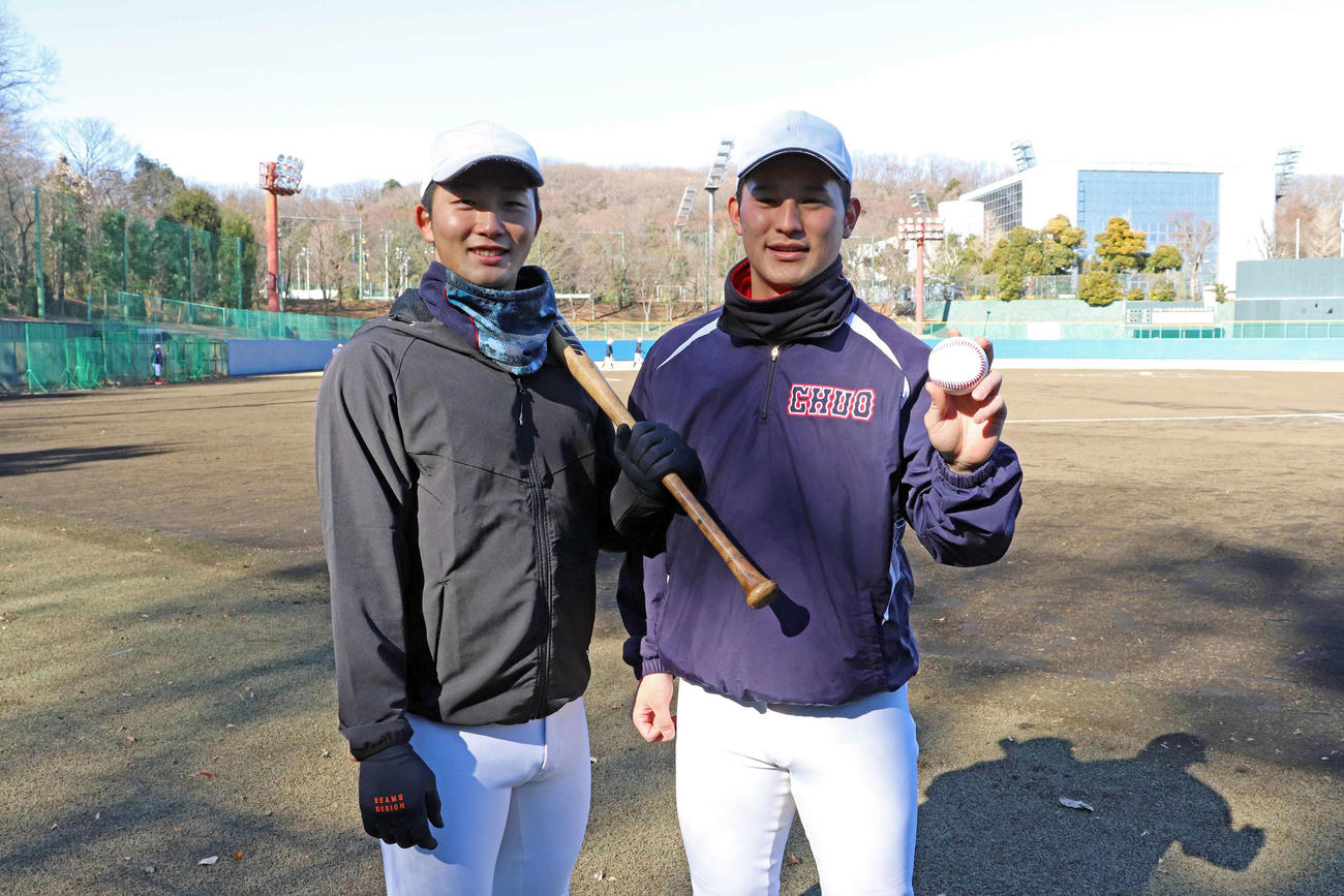 今年はリーグ優勝とプロ野球入りを目指すと明言した（左から）中大・主将の中前と大栄（撮影・保坂淑子）