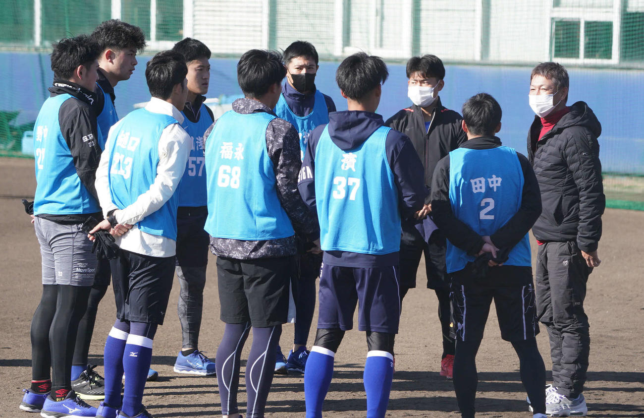 新人合同自主トレを視察に訪れ選手たちに話をする中日立浪監督（右）（撮影・森本幸一）