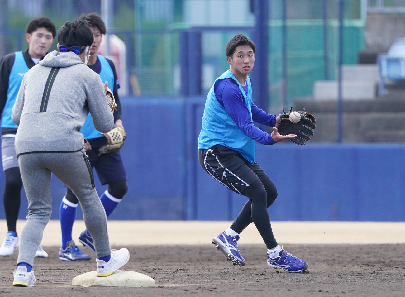 ノックで軽快な動きを見せる田中（右）（撮影・森本幸一）