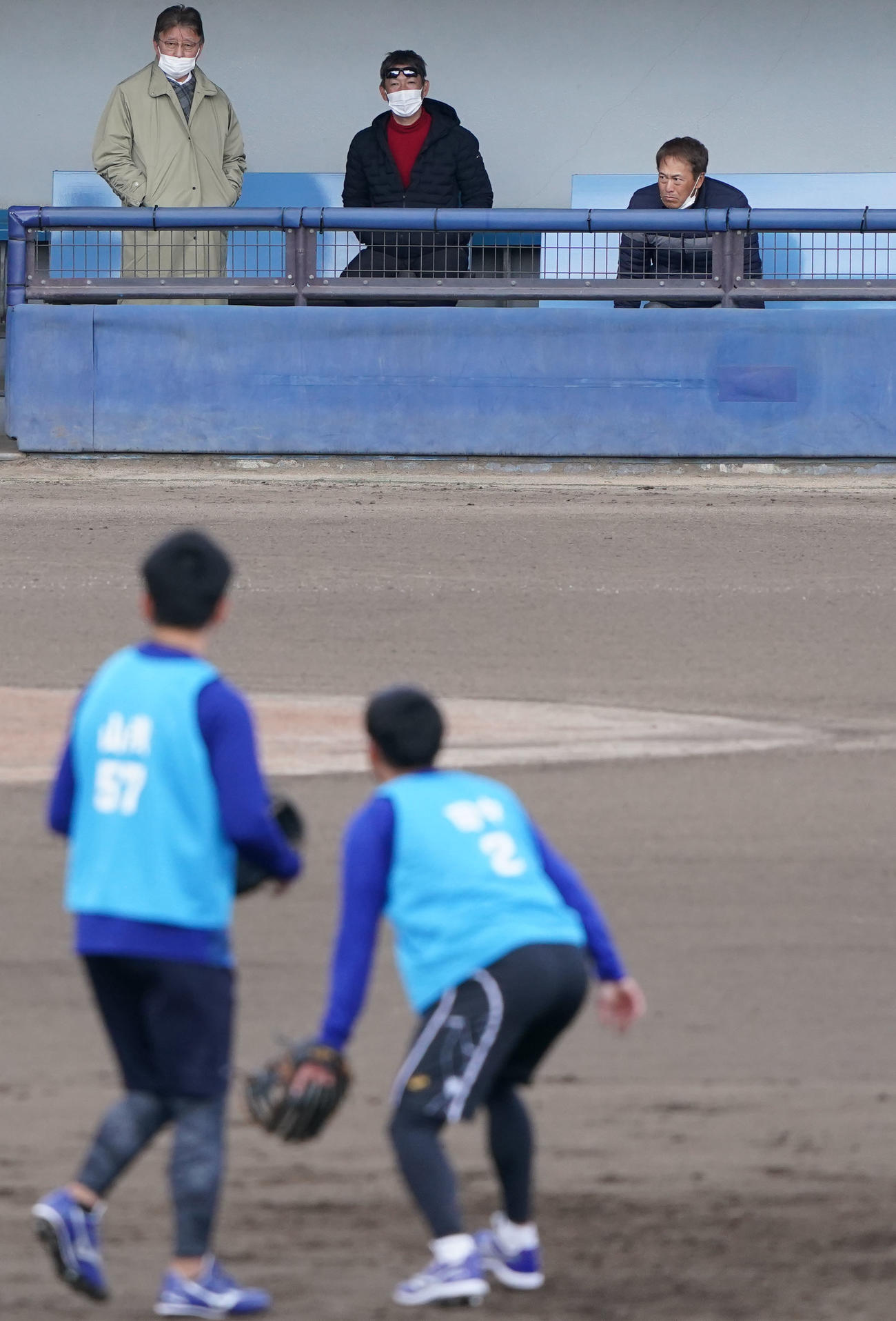 ノックで軽快な動きを見せる田中を見つめる立浪監督（奥・中央）（撮影・森本幸一）