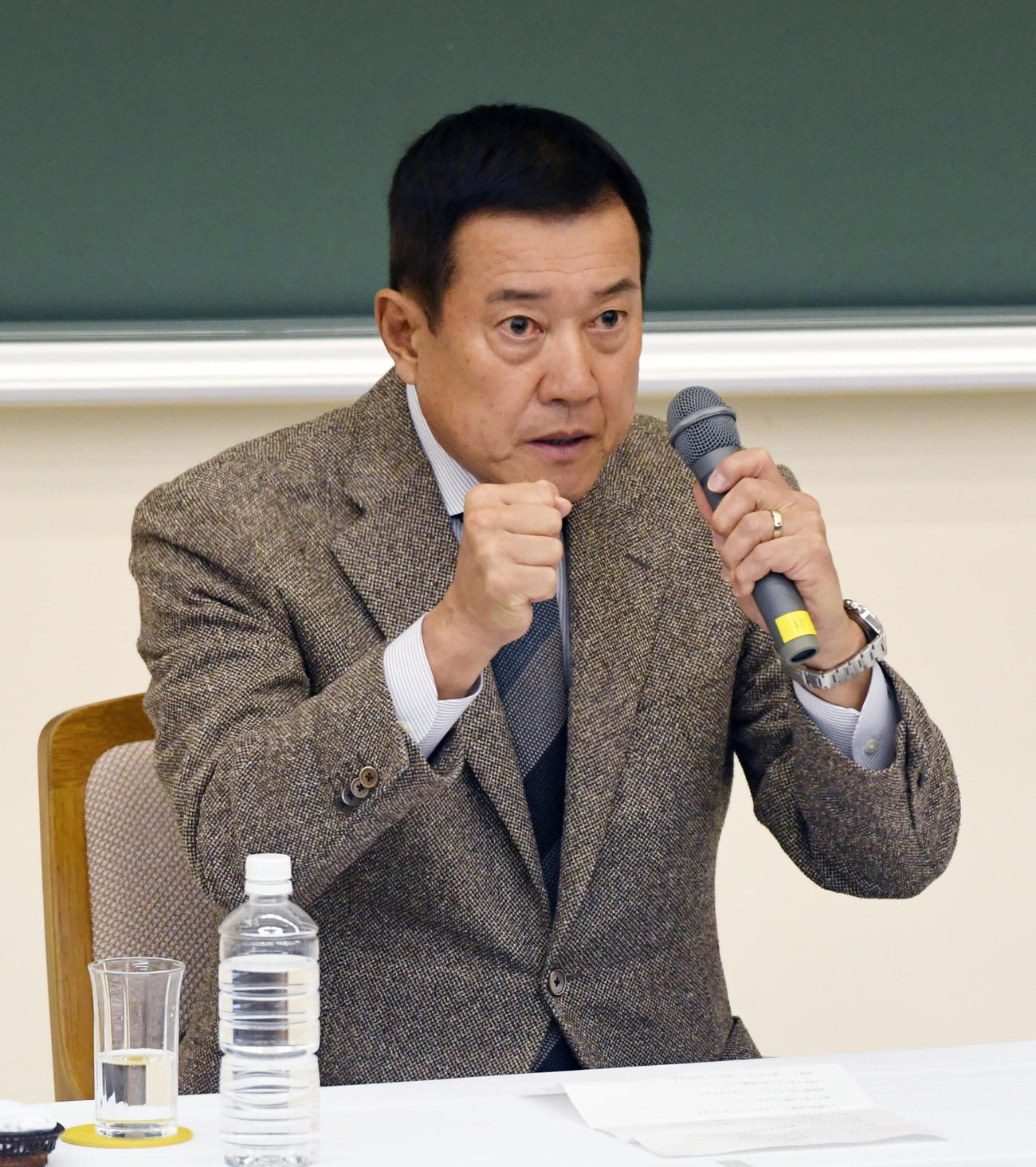 国際武道大の学生を前にグータッチについて話す原監督（撮影・柴田隆二）