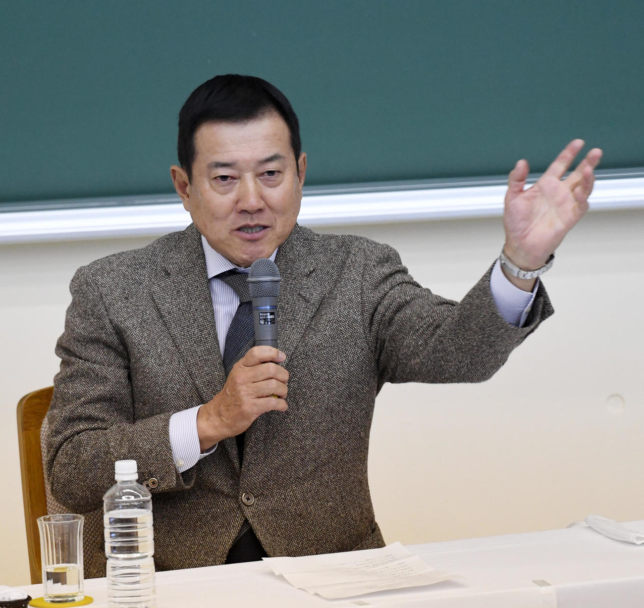 国際武道大の学生を前に講義する原監督（撮影・柴田隆二）