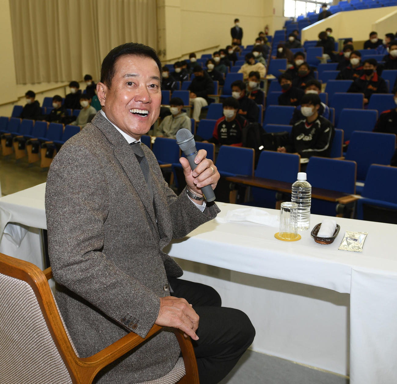 国際武道大の学生を前に講義する原監督（撮影・柴田隆二）