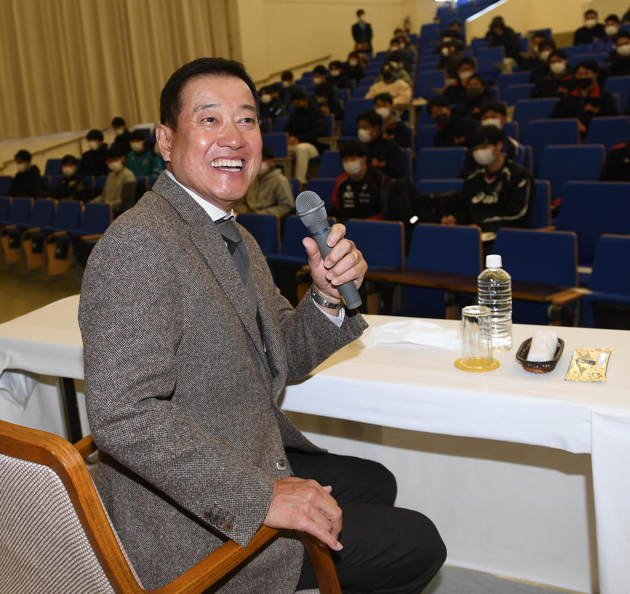 国際武道大の学生を前に講義する原監督（撮影・柴田隆二）