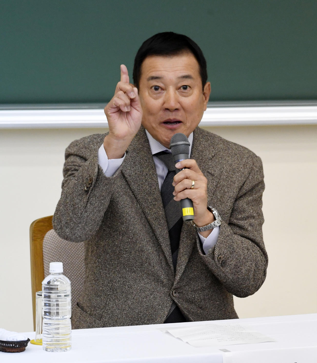 国際武道大の学生を前に講義する原監督（撮影・柴田隆二）