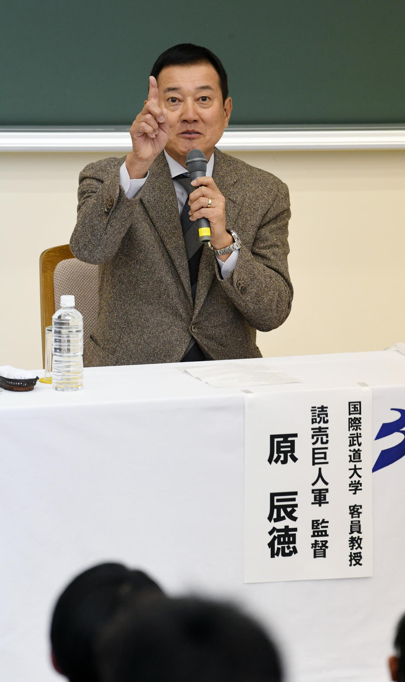 国際武道大の学生を前に講義する原監督（撮影・柴田隆二）